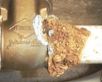Гальваническая коррозия стальной трубы в месте соединения с латунным вентилем